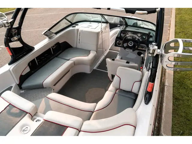 2009 Nautique 216V in Powerboats & Motorboats in Granby - Image 12