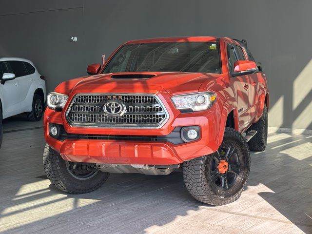 2017 Toyota Tacoma SR5 | Tonneau Cover | Falken A/T Tires in Cars & Trucks in Edmonton - Image 4