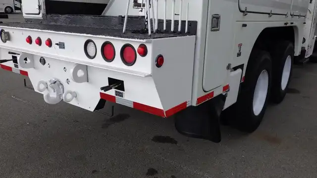 2008 international 7500 Tandem Bucket Truck Diesel Air Brakes in Heavy Trucks in Richmond - Image 13