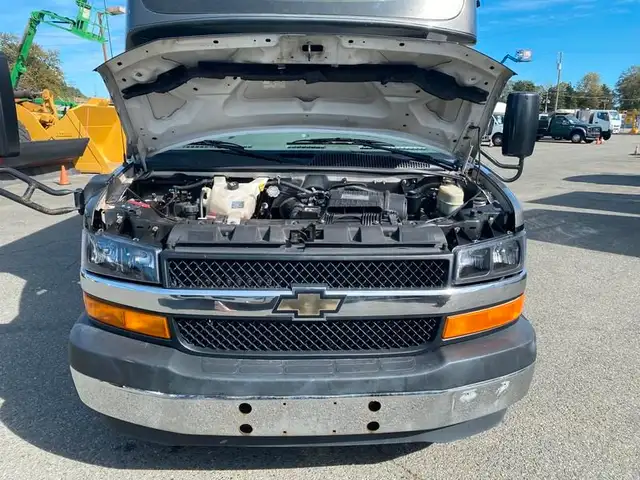 2017 chevrolet Express G4500 21 Passenger Bus With Wheelchair Ac in Heavy Trucks in Richmond - Image 9