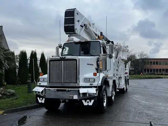 2011 western-star-trucks 4900 Twin Steer DD15 Altec AH85A Bucket in Heavy Trucks in Richmond - Image 5