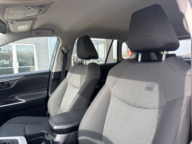2021 Toyota RAV4 Hybrid LE AWD in Cars & Trucks in Winnipeg - Image 4