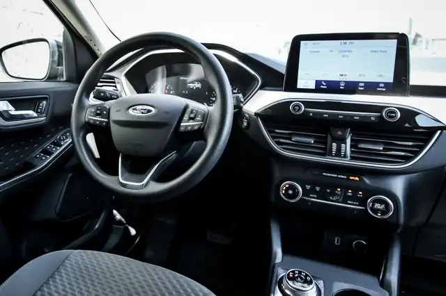 2020 Ford Escape SE • HEATED SEATS • CP/AA • NAV • PARK ASSIST in Cars & Trucks in Kingston - Image 15