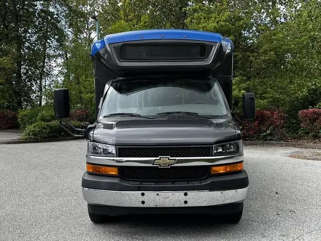 2019 chevrolet Express G4500 21 Passenger Bus With Wheelchair Ac in Heavy Trucks in Richmond - Image 4