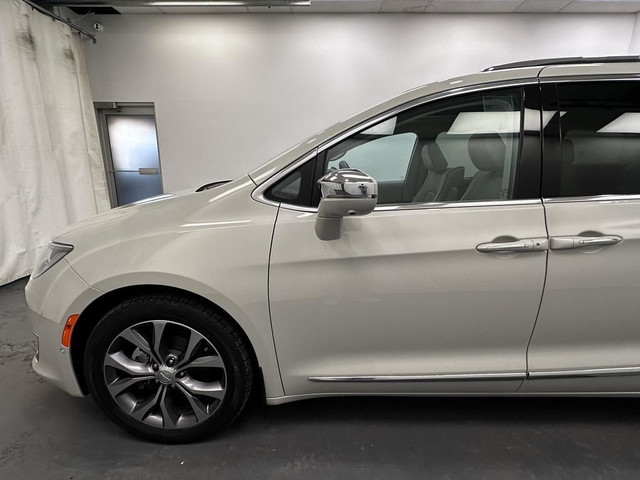 2017 Chrysler Pacifica Limited Uconnect Theatre Pkg - Advance... in Cars & Trucks in Lethbridge - Image 2