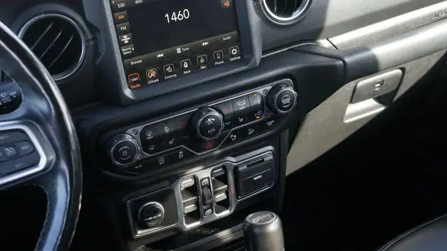 2019 Jeep Wrangler Unlimited Sahara 4x4 | Leather in Cars & Trucks in Guelph - Image 19