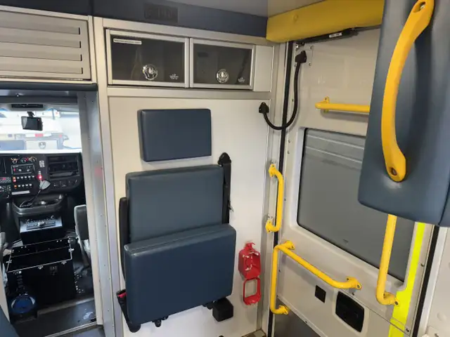 2019 Chevrolet Express 4500 Ambulance in Cars & Trucks in Calgary - Image 17