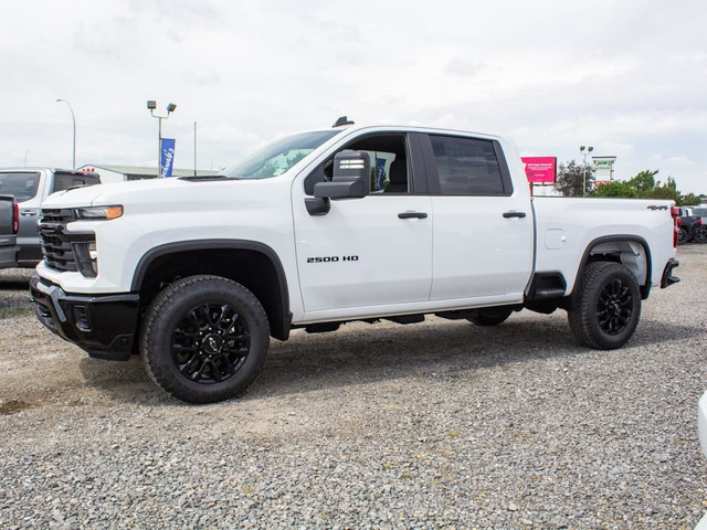 2025 Chevrolet Silverado 2500HD 4WD Crew Cab Standard Box Custom in Cars & Trucks in Edmonton - Image 2