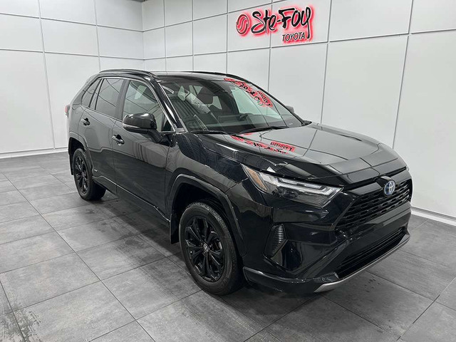 2023 Toyota RAV4 SE HYBRIDE AWD - TOIT OUVRANT - VOLANT CHAUFFAN in Cars & Trucks in Québec City