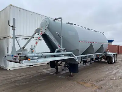 2009 Tremcar 1200 Cubic ft Dry Bulk / Pneumatic Tank Trailer GVWR: 34,428 KG (75,900 LBS) Max Payloa...