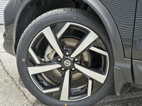 This Nissan Qashqai boasts a Regular Unleaded I-4 2.0 L/122 engine powering this Variable transmissi... (image 9)