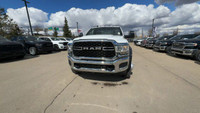 This 2024 RAM 5500 REG CAB CHASSIS has the following options Cloth 40/20/40 Prem Bench Seat, 8.4 Tou... (image 5)