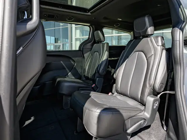 2025 Chrysler Pacifica Select in Cars & Trucks in Barrie - Image 14