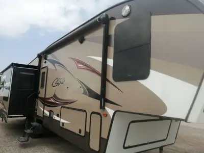 This Keystone Cougar fifth wheel 333MKS can be your new home on wheels! With triple slides that DOUB...