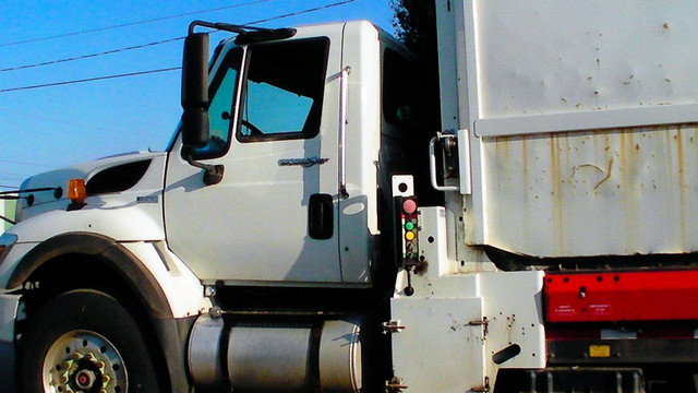 2012 International WORKSTAR 7400 Refuse Truck in Heavy Trucks in St. Albert - Image 3