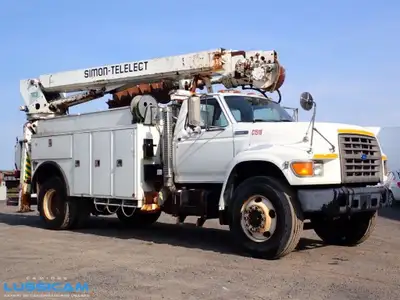 1995 Ford F800 1995 Ford F800 maintenant disponible chez Camions Lussicam à Sainte-Julie ! Ce camion...