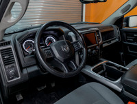 À voir! / Come see it! BAS KILOMÉTRAGE / LOW MILEAGE. Version Édition Nuit Crew 4x4 avec Moteur V8 5... (image 1)