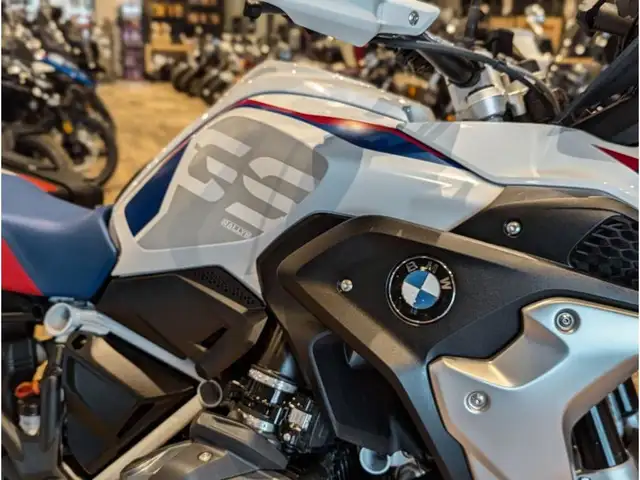 2021 BMW R 1250 GS // Light White/Racing Blue Metallic/Racing Re in Dirt Bikes & Motocross in Winnipeg - Image 8