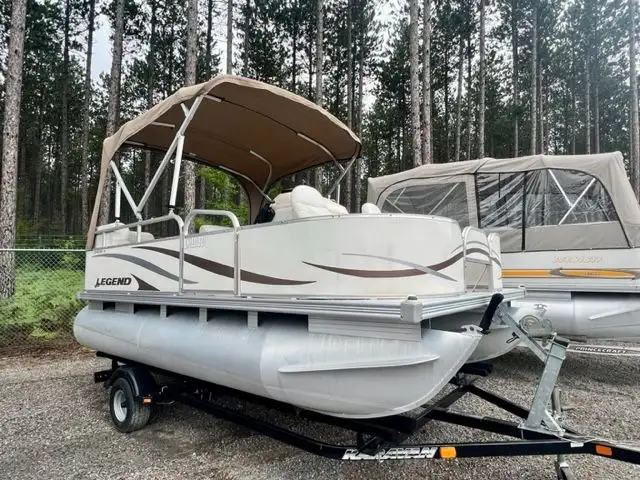 2009 16' Legend Pontoon 25HP 4-STROKE EFI in Powerboats & Motorboats in Peterborough - Image 5