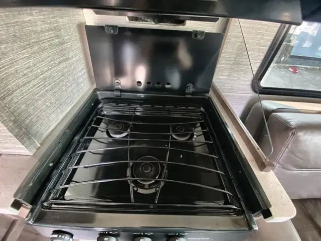 2020 Winnebago Adventurer 30T in RVs & Motorhomes in Abbotsford - Image 17