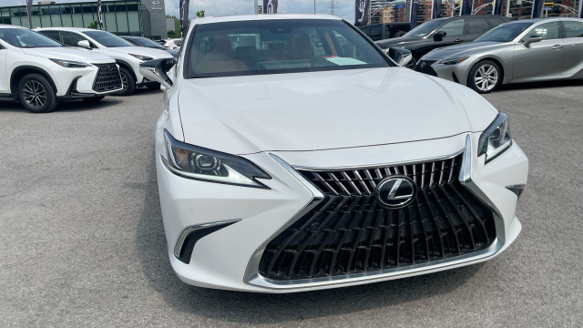 2024 Lexus ES 300h Premium / toit ouvrant / cuir / bluetooth Bie in Cars & Trucks in Laval / North Shore - Image 4