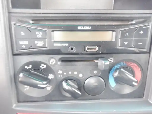 2015 isuzu NPR 12 Foot Flat Deck 3 Seater Diesel in Heavy Trucks in Richmond - Image 33