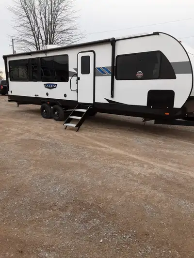 The 28VIEW offers standard hung fiberglass exterior and solid surface countertops. Features a 7ft is...