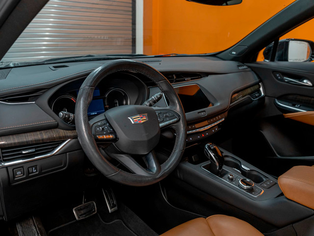 2023 Cadillac XT4 SPORT AWD *TOIT* NAV CUIR SIÈGES MASSAGE / VEN in Cars & Trucks in Laurentides - Image 2