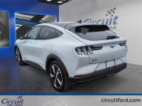 Traduire ceci en anglais: La Ford Mustang Mach-E 2021 avec batterie de 68 kWh se distingue par sa co... (image 4)