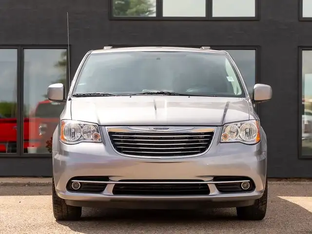 2016 Chrysler Town & Country TOURING in Cars & Trucks in Saskatoon - Image 3