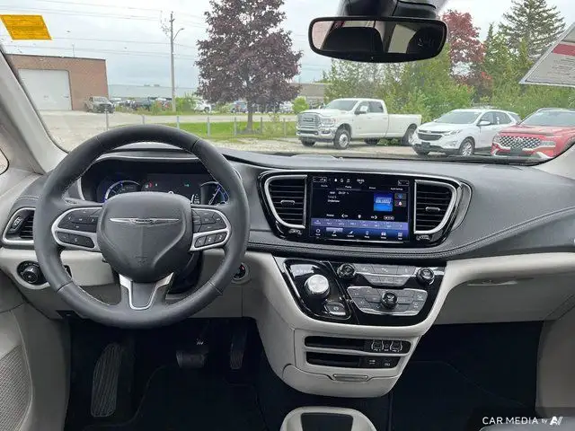 2022 Chrysler Pacifica Hybrid Touring L | Leather | Hybrid in Cars & Trucks in Guelph - Image 12