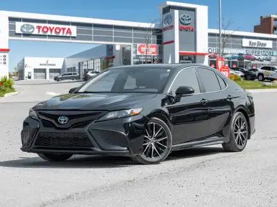 Midnight Black Metallic 2022 Toyota Camry Hybrid SE! Sunroof / Half Leather Seats / Push Button Star...