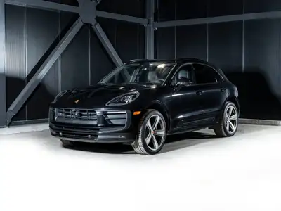 Le Centre Porsche Québec vous propose ce Porsche Macan 2024, un VUS compact qui allie sportivité et...