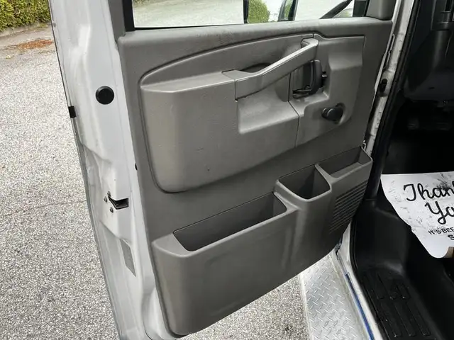 2019 chevrolet Express G4500 21 Passenger Bus With Wheelchair Ac in Heavy Trucks in Richmond - Image 13