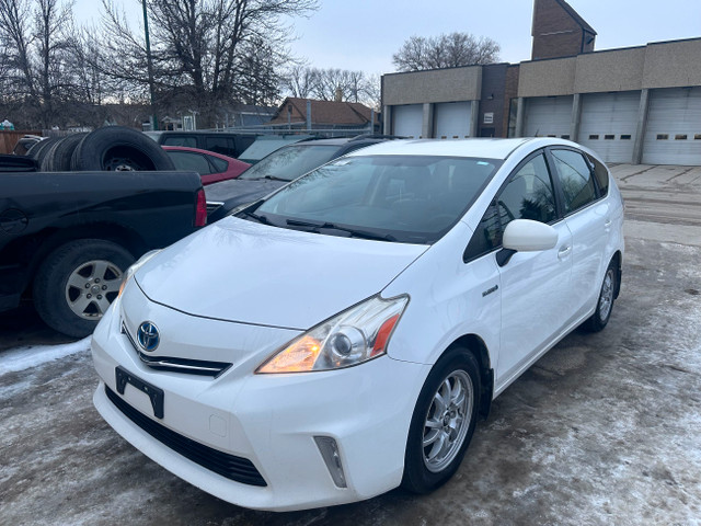2014 Toyota Prius v Camera /smart key NEW SAFETY CLEAN TITLE in Cars & Trucks in Winnipeg