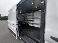 Ford Transit Van T-250 toit moyen 148 po PNBV de 9 000 lb porte coulissante côté passager 2018 à ven... (image 7)