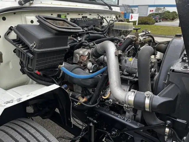 2013 international 4200 21 Passenger Bus Diesel Hydraulic Brakes in Heavy Trucks in Richmond - Image 25