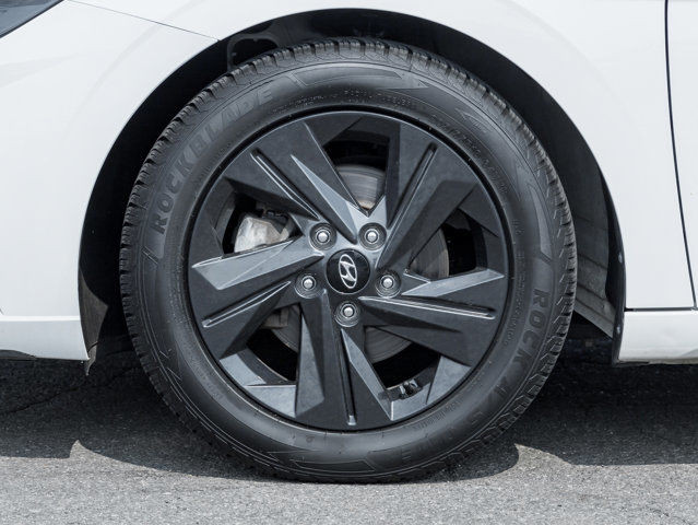 2022 Hyundai Elantra Preferred | Clean Carfax | Sunroof | Blind in Cars & Trucks in Hamilton - Image 4