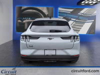 Traduire ceci en anglais: La Ford Mustang Mach-E 2021 avec batterie de 68 kWh se distingue par sa co... (image 3)