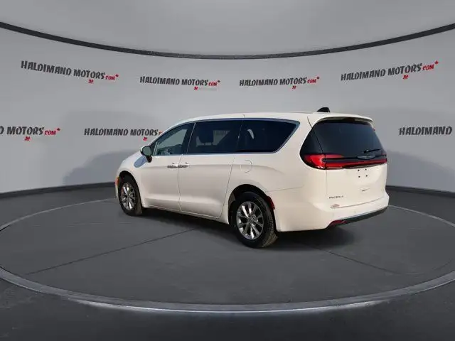 2023 Chrysler Pacifica Touring L in Cars & Trucks in Hamilton - Image 7