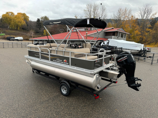 2025 Sun Tracker Party Barge 18 DLX, Mercury 60 4Stroke CT -pont in Powerboats & Motorboats in Calgary - Image 3