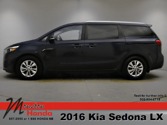  2016 Kia Sedona LX in Cars & Trucks in Moncton - Image 2