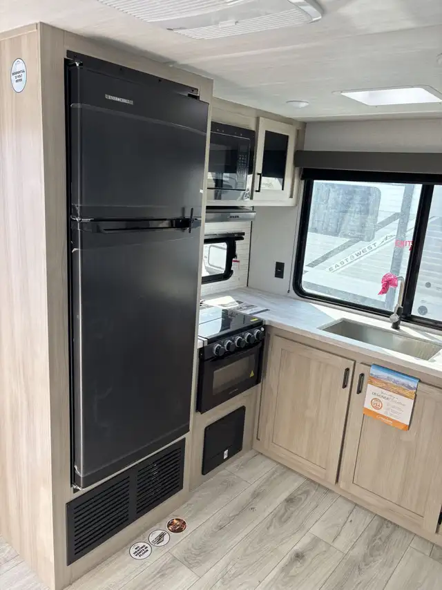 2025 ,Della Terra,East to West,Forest River 263RK in Travel Trailers & Campers in Prince Albert - Image 6