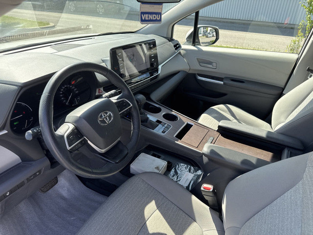 2021 TOYOTA SIENNA LE HYBRIDE SIEGE CHAUFF VOLANT CHAUFF HITCH E in Cars & Trucks in Laval / North Shore - Image 2