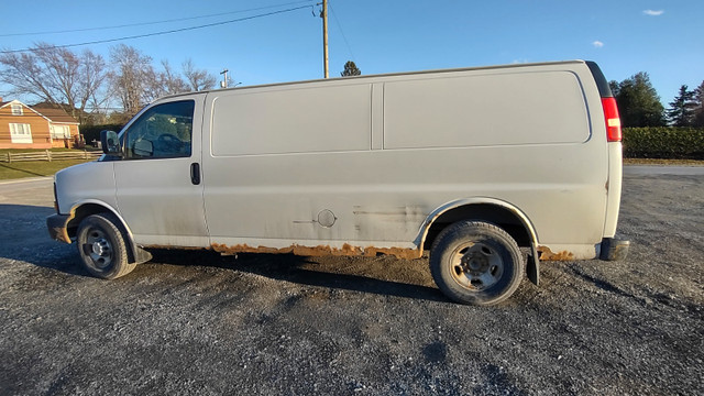 2008 Chevrolet Express in Cars & Trucks in Sherbrooke - Image 3