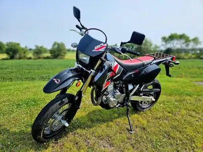 Suzuki DR-Z 400 2022 Seulement 3411 kms! Moteur 4 temps 398 cc Manuelle 5 vitesses Flashers Rack arr...