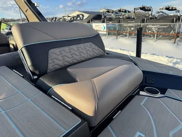 2025 Centurion Ri230 in Powerboats & Motorboats in Kelowna - Image 7