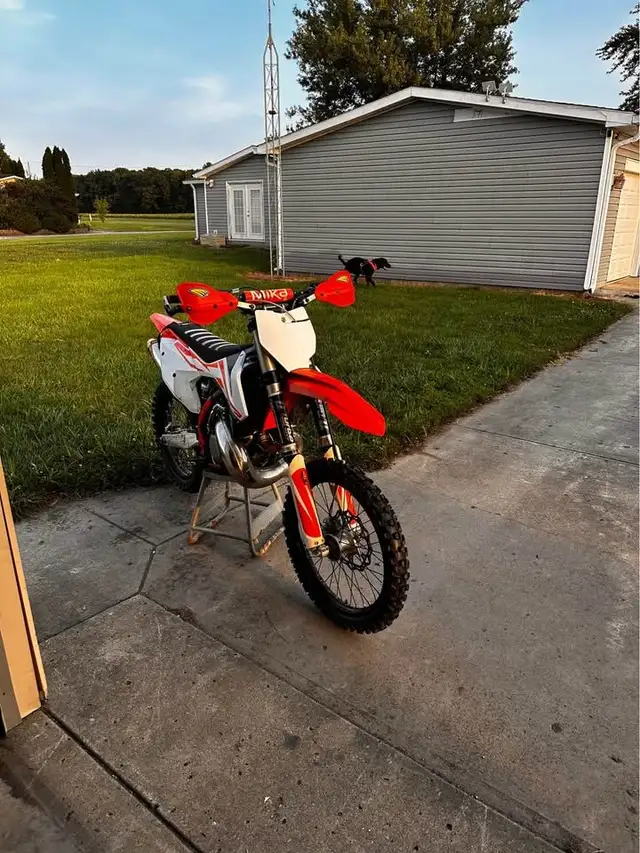 2017 KTM 300 XC-RED! in Dirt Bikes & Motocross in Delta/Surrey/Langley - Image 4
