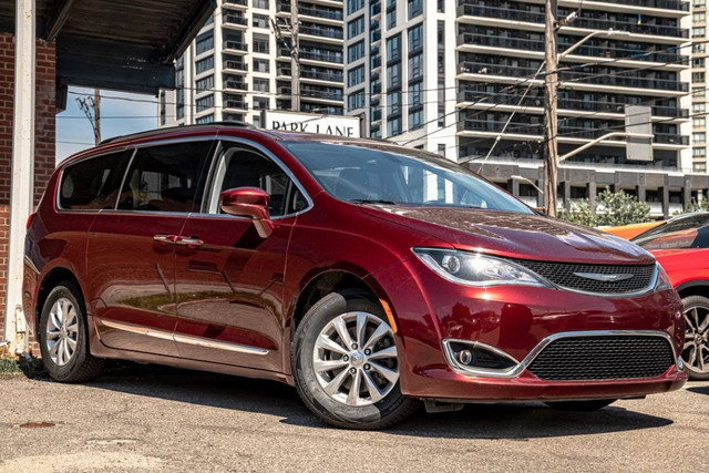 2017 Chrysler Pacifica TOURING -L | NAVI |LEATHER INT | 7 PASS | in Cars & Trucks in Mississauga / Peel Region - Image 3