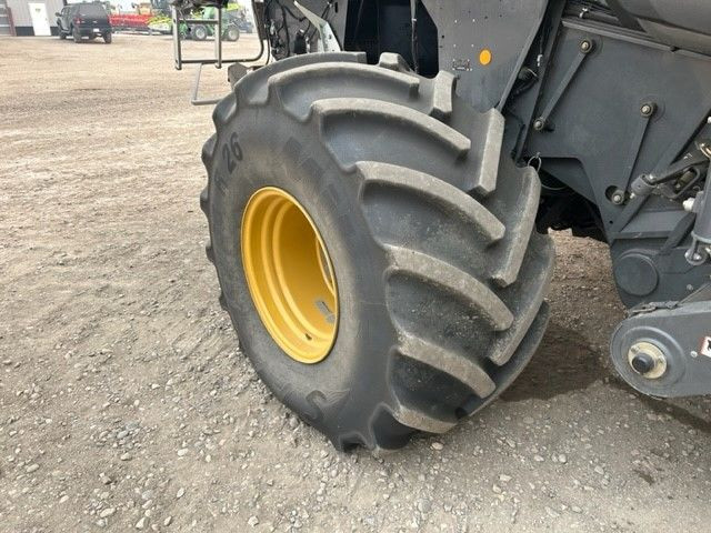 2017 Lexion 780TT with 4wd and Pick Up Headers $375,000.00 in Farming Equipment in Grande Prairie - Image 4
